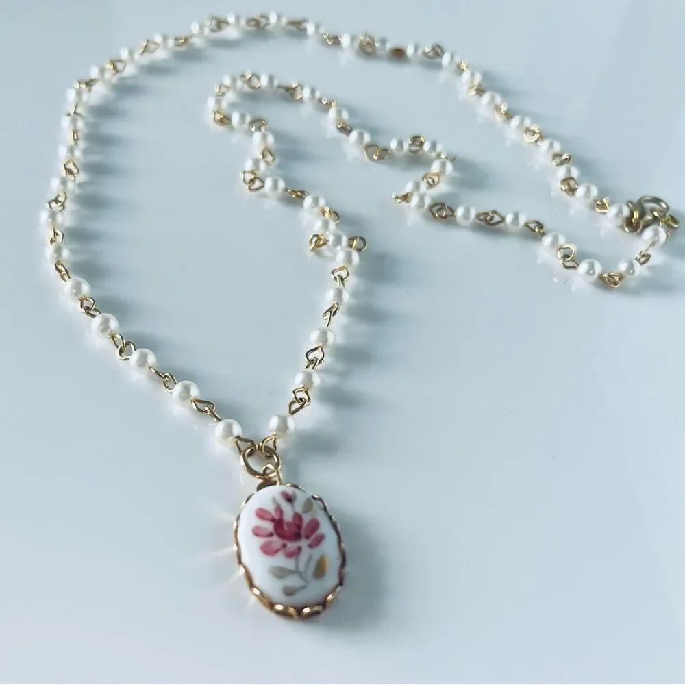 Faux Pearl Floral Cabochon Pendant Necklace